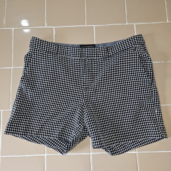 Banana Republic Pants - Banana Republic Geometric midrise Shorts Women's size 10.